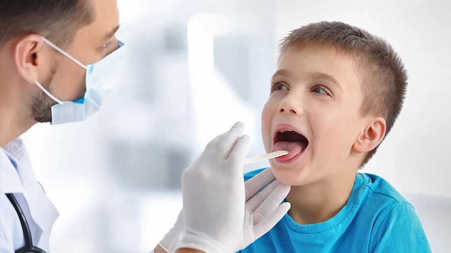 Spływanie wydzieliny do gardła - badanie chłopca